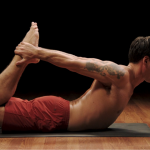 how-to-do-bow-pose-in-yoga-(dhanurasana)